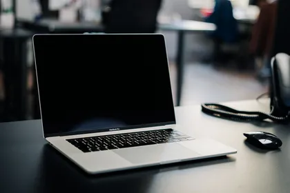 Schreibtisch an der Anmeldung mit Telefon und Notebook