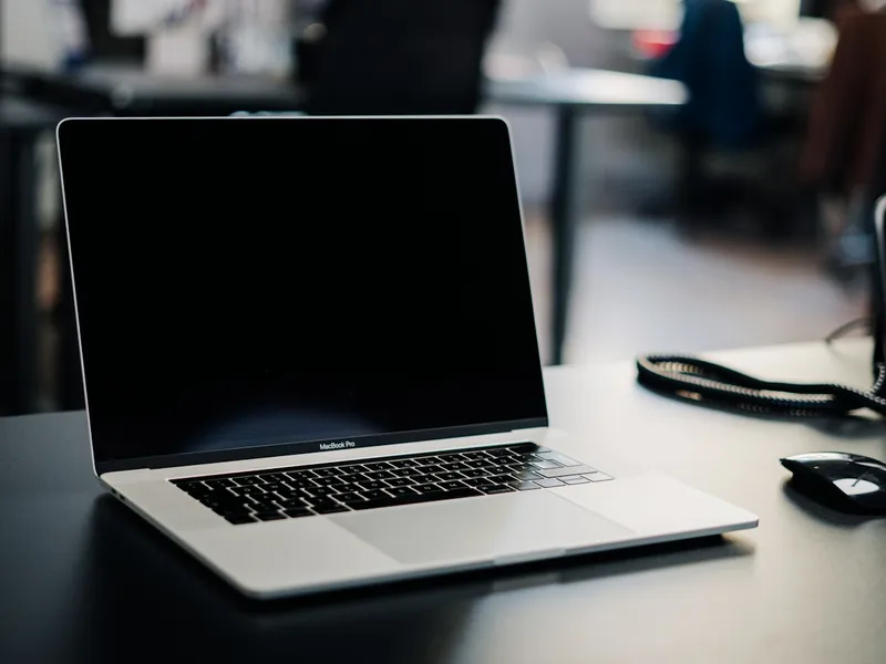 Schreibtisch an der Anmeldung mit Telefon und Notebook