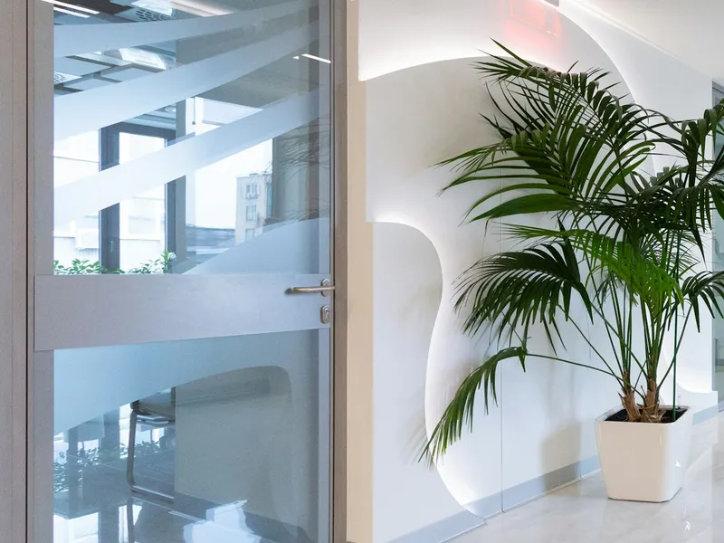 Heller Praxisflur mit Sitzgelegenheit und Grünpflanzen